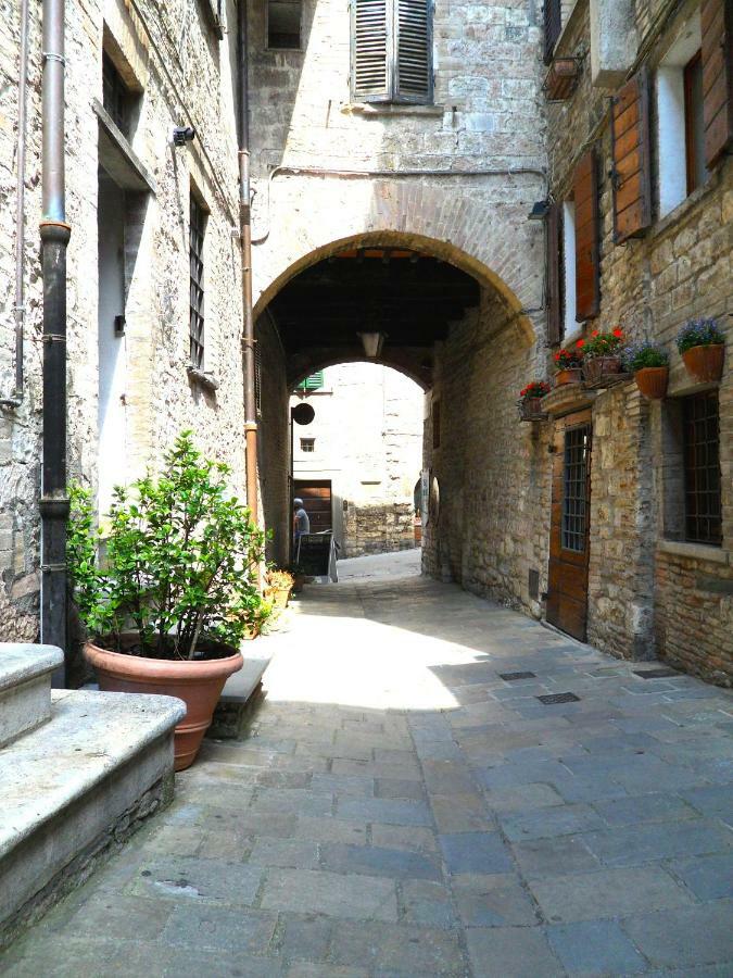 Affittacamere In Centro Gubbio Bagian luar foto