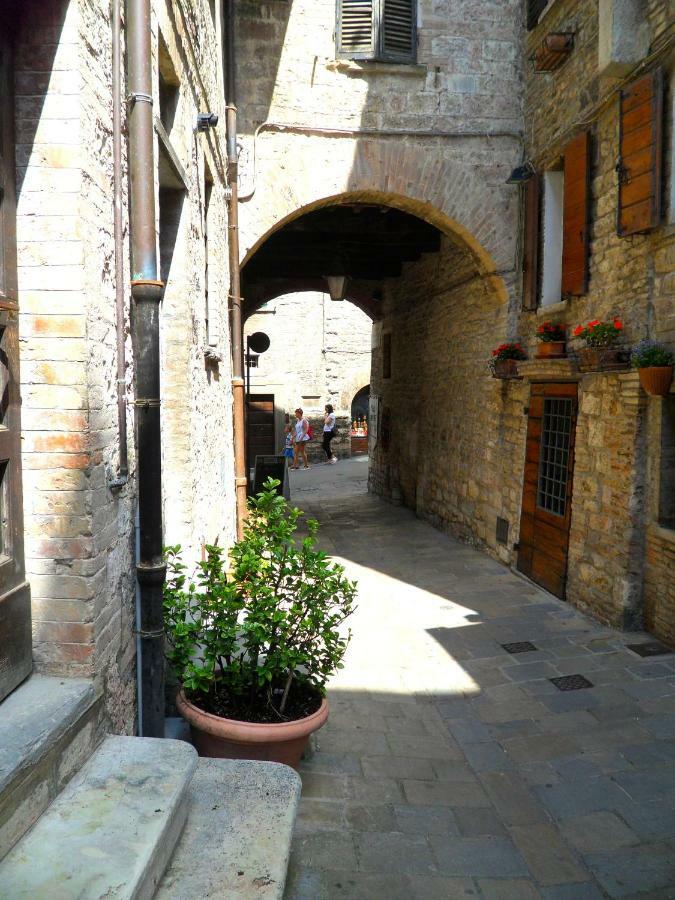 Affittacamere In Centro Gubbio Bagian luar foto